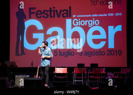 Camaiore, Italia. Il 24 luglio, 2019. La band italiana EX-OTAGO sul palco del festival gaber a Camaiore. Credito: Stefano Dalle Luche/Pacific Press/Alamy Live News Foto Stock