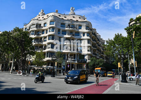 Vista della facciata della Casa Mila, La Pedrera a Barcellona, la Catalogna in Spagna Foto Stock