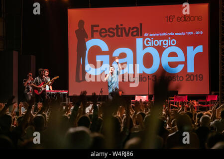 Camaiore, Italia. Il 24 luglio, 2019. La band italiana EX-OTAGO sul palco del festival gaber a Camaiore. Credito: Stefano Dalle Luche/Pacific Press/Alamy Live News Foto Stock