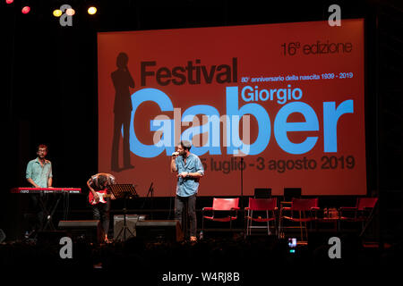 Camaiore, Italia. Il 24 luglio, 2019. La band italiana EX-OTAGO sul palco del festival gaber a Camaiore. Credito: Stefano Dalle Luche/Pacific Press/Alamy Live News Foto Stock