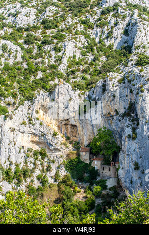Troglodite eremo di Saint-Antoine in Galamus Gorges vicino a Saint-Paul-de-Fenouillet (sud della Francia), tra il "Pays Catalan" e "Paga Cath Foto Stock