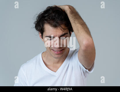 Ritratto di giovane uomo triste che grida nel dolore emotivo alla ricerca disperata e addolorato. Maschio millenaria che soffrono di depressione. In salute mentale e s Foto Stock