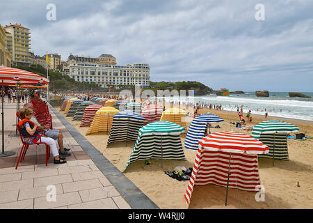 Seascape spiaggia e piena di gente in Biarritz, Paese Basco, Francia Foto Stock