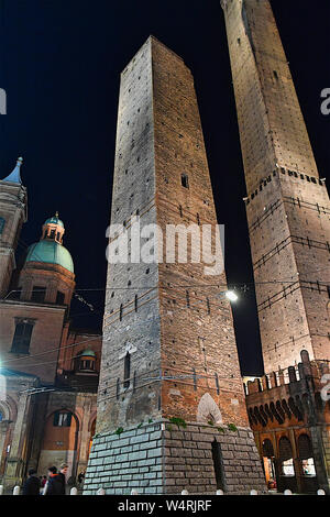 Due Torri di notte, Bologna, Emilia Romagna, Italia Foto Stock