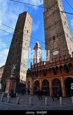 Basso angolo vista di due Torri, Bologna, Emilia Romagna, Italia Foto Stock
