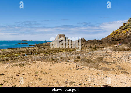 Fort sull isola Petit essere costruito nel XVII secolo e progettato per proteggere la città di Saint-Malo, Bretagna Francia Foto Stock