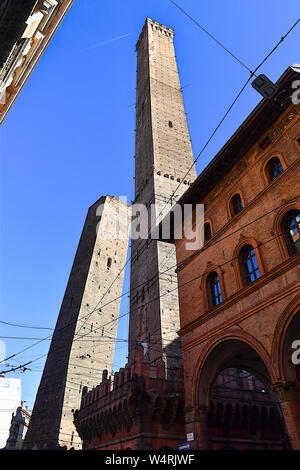 Basso angolo vista di due Torri, Bologna, Emilia Romagna, Italia Foto Stock