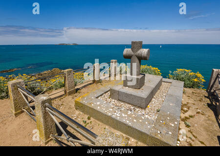 Tomba di Rene-Francois de Chateaubriand sull'isola di Grand essere al largo di Saint Malo, Francia Foto Stock