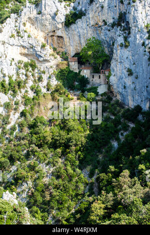 Troglodite eremo di Saint-Antoine in Galamus Gorges vicino a Saint-Paul-de-Fenouillet (sud della Francia), tra il "Pays Catalan" e "Paga Cath Foto Stock