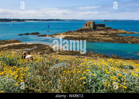 Fort sull isola Petit essere costruito nel XVII secolo e progettato per proteggere la città di Saint-Malo, Bretagna Francia Foto Stock