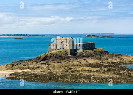 Fort sull isola Petit essere costruito nel XVII secolo e progettato per proteggere la città di Saint-Malo, Bretagna Francia Foto Stock