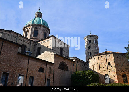 Il castello medievale di torri e Duomo, Battistero Neoniano, Ravenna, Emilia Romagna, Italia Foto Stock