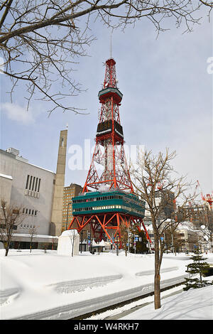 Vista della torre della televisione e il suolo coperto di uno strato spesso di neve in inverno, Sapporo torre della TV, Sapporo, Hokkaido, Giappone Foto Stock