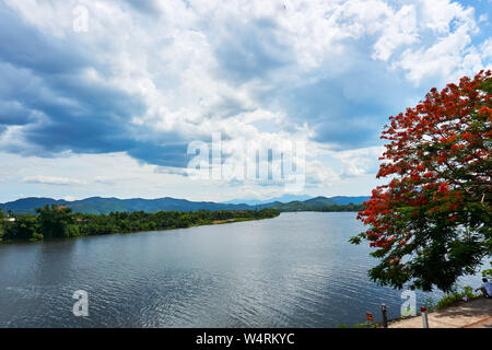 HUE, VIETNAM - Giugno 20, 2019 - Vista sul fiume perfume da Thien Mu Pagoda in ex capitale vietnamita di tonalità Foto Stock