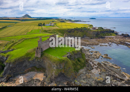 Veduta aerea del castello di Tantallon in East Lothian, Scozia, Regno Unito Foto Stock