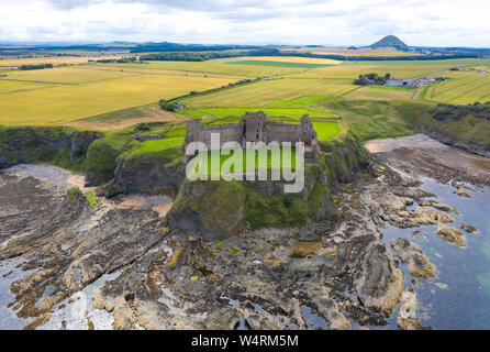 Veduta aerea del castello di Tantallon in East Lothian, Scozia, Regno Unito Foto Stock