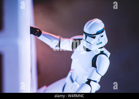 Kiev, Ucraina - 25 Maggio 2019: plastica bianco Imperial Stormtrooper parete di arrampicata Foto Stock