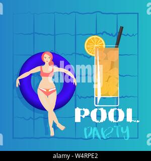Giovane donna a prendere il sole sul ring in piscina. Illustrazione Vettoriale di giovani modello galleggiante sull'acqua con grandi cocktail. Party in piscina modello di invito, estate Illustrazione Vettoriale