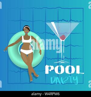 Giovane donna a prendere il sole sul ring in piscina. Illustrazione Vettoriale di giovani modello galleggiante sull'acqua con grandi cocktail. Party in piscina modello di invito, estate Illustrazione Vettoriale