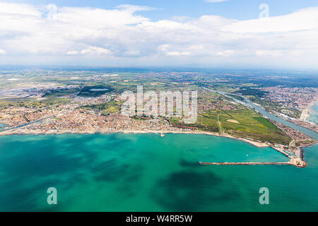 Vista aerea del mare turchese e verde costa, Roma, Italia Foto Stock