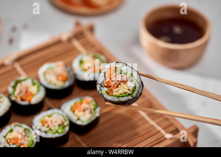 Rullo coreano Gimbap(kimbob) realizzato da il riso bianco cotto a vapore (BAP) e vari altri ingredienti Foto Stock
