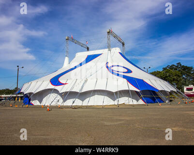 Blu e tela bianca Big Top tenda del circo Foto Stock