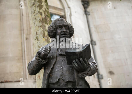 Londra, Regno Unito, 17 luglio 2019, Statua del Dottor Samuel Johnson sullo Strand Foto Stock