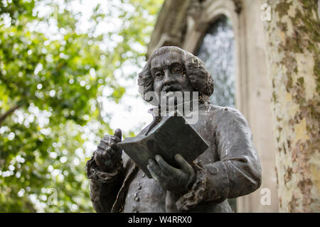 Londra, Regno Unito, 17 luglio 2019, Statua del Dottor Samuel Johnson sullo Strand Foto Stock