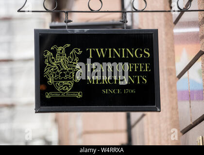 Londra, Regno Unito, 17 luglio 2019, Twinings tea shop segno sullo Strand Foto Stock