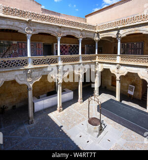 Il cortile interno del XVI secolo, Casa de las Conchas. Salamanca, Spagna. Foto Stock