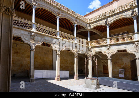 Il cortile interno del XVI secolo, Casa de las Conchas. Salamanca, Spagna. Foto Stock