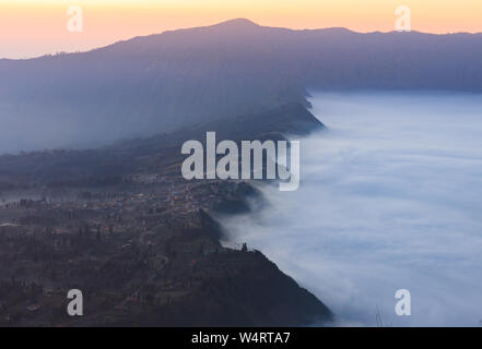 Mattinata nebbiosa inquadratura della zona circostante Gunung Bromo, Java, Indonesia Foto Stock