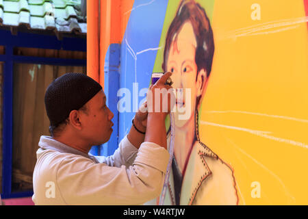 L'artista di strada che lavorano in Kampung Warna Warni Jodipan Malang, Indonesia Foto Stock