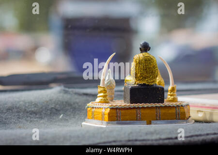 Budha sedersi su un piedistallo in auto. Foto Stock