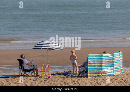 Il nord del Galles, UK. Xxv Luglio, 2019. Regno Unito: Meteo Meteo ondata di caldo potrebbe rompersi in UK tutti i record di tempo oggi per alcune parti del Regno Unito con temperature che dovrebbero raggiungere il 39C per il sud-est con molte parti in precedenza 30C. Il Galles del Nord costa bagnata nel caldo del sole come la canicola raggiunge il suo picco di oggi come una spiaggia gli ospiti godono il meteo su Cowlyn Bay Beach, il Galles del Nord. Credito: DGDImages/Alamy Live News Foto Stock