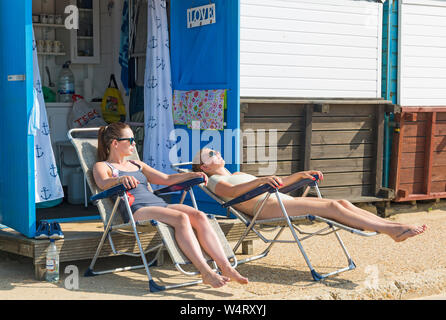 Bournemouth Dorset UK. Il 25 luglio 2019. Regno Unito: meteo canicola continua come sunseekers raggiungere le spiagge a Bournemouth presto per ottenere il loro posto su un bruciante calda e soleggiata giornata al mare meteo per essere più calde di luglio giorno mai. Credito: Carolyn Jenkins/Alamy Live News Foto Stock