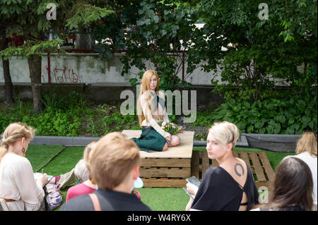 VLADIVOSTOK, RUSSIA - Luglio 20, 2019: Festival del gioco e una serie di libri serie Witcher. Giovane donna in immagine di un elfo che posano per artisti. Foto Stock