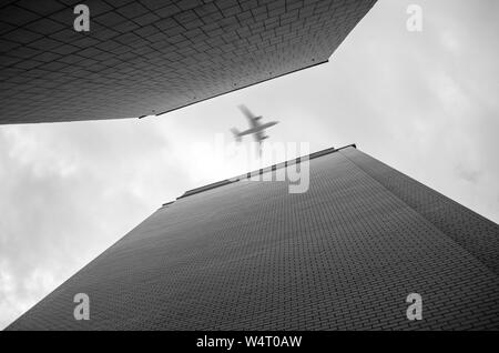 Volo aereo su grattacieli. Bottom-up visualizza. Foto in bianco e nero. Foto Stock