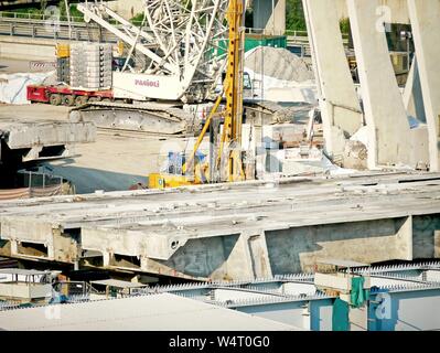 La demolizione e il trattamento in loco delle rovine del ponte Morandi prosegue senza sosta. Nella foto, i manufatti in calcestruzzo armato delle pile del vecchio ponte sul lato est della costruzione del sito. (Riccardo Arata/fotogramma, GENOVA - 2019-07-25) p.s. la foto e' utilizzabile nel rispetto del contesto in cui e' stata scattata, e senza intento diffamatorio del decoro delle persone rappresentate Foto Stock