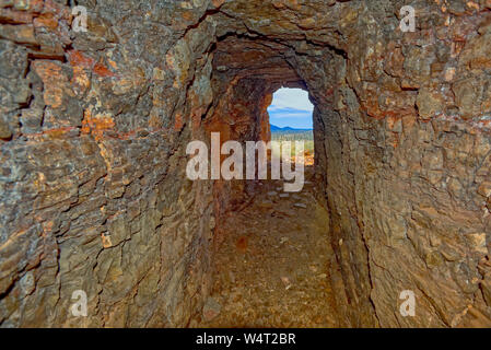 Vista da una miniera abbandonata albero, Sullivan Butte, Chino Valley, Arizona, Stati Uniti Foto Stock