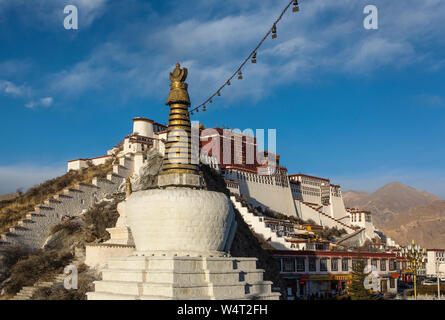 Cina, Tibet, Lhasa, un tibetano stupa buddisti di fronte al palazzo del Potala fondata circa 1645 AD ed è stata l'ex palazzo estivo del Dalai Lama ed è una parte della storica Ensemble di un sito Patrimonio Mondiale dell'UNESCO. Foto Stock