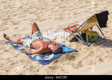 Bournemouth Dorset UK. Il 25 luglio 2019. Regno Unito: meteo canicola continua come sunseekers raggiungere le spiagge a Bournemouth presto per ottenere il loro posto su un bruciante calda e soleggiata giornata al mare meteo per essere più calde di luglio giorno mai. Credito: Carolyn Jenkins/Alamy Live News Foto Stock