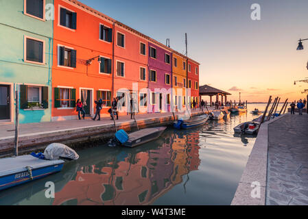 Burano, Italia, 18/11-18. Tramonto al posto popolare dall'amore la visualizzazione di ponte sulla isola di Burano Foto Stock