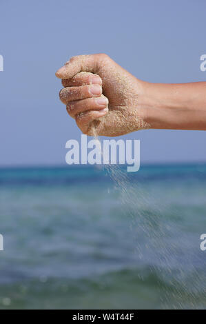 La sabbia che corre attraverso le mani come un simbolo per il tempo di esecuzione, perso Foto Stock