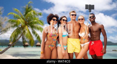 Happy amici prendendo selfie sulla spiaggia di estate Foto Stock