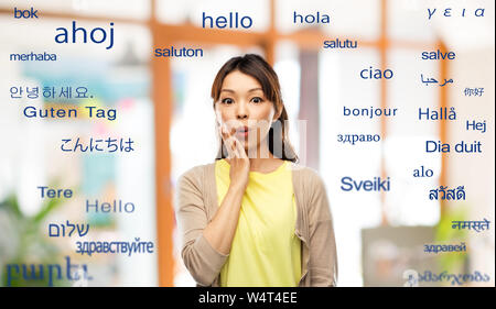 Sorpreso donna asiatica oltre le parole straniere Foto Stock