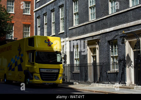 A Downing Street, Londra, Regno Unito. Il 25 luglio 2019. Un trasloco van arriva a Downing Street. Credito: Matteo Chattle/Alamy Live News Foto Stock