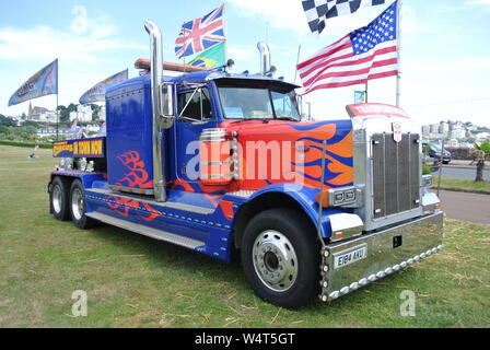 Planet Circus autocarro nei colori del trasformatore Optimus Prime a Torre Abbey, Torquay, Devon, Inghilterra, Regno Unito. Foto Stock