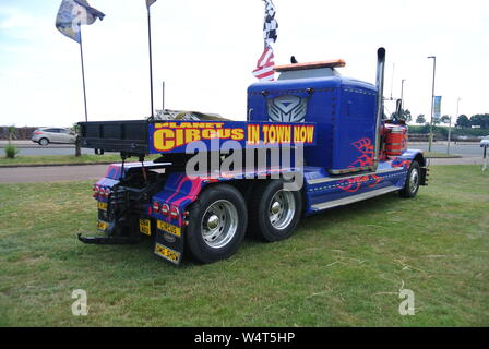 Planet Circus autocarro nei colori del trasformatore Optimus Prime a Torre Abbey, Torquay, Devon, Inghilterra, Regno Unito. Foto Stock