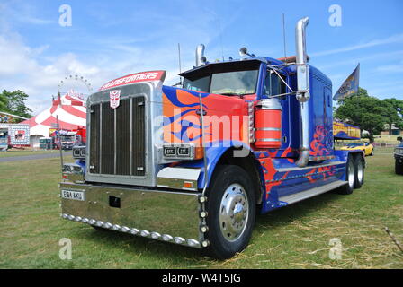 Planet Circus autocarro nei colori del trasformatore Optimus Prime a Torre Abbey, Torquay, Devon, Inghilterra, Regno Unito. Foto Stock